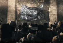 A crowd of hunters gathers beneath a weathered banner in Hunt: Showdown 1896