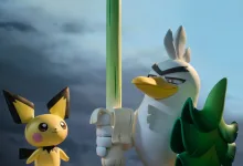 Pichu stands beside Sirfetch’d, who holds a leek sword, in an animated Pokémon scene.
