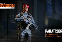 A Division Resurgence agent in a red beret and blue-gray paratrooper gear holds a rifle in a dark urban setting beside Paratrooper Apparel Set artwork text.