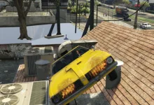 A yellow taxi from the Grand Theft Auto V Crazy Taxi mod is perched on a rooftop above a city street.