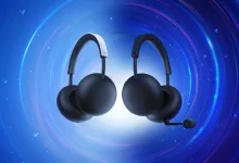 PlayStation Pulse and Pulse Edge wireless headsets in Midnight Black against a blue circular background, with one headset's microphone visible