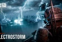 An armored STALCRAFT: X character stands in the foreground as lightning flashes over a settlement during the Electrostorm.