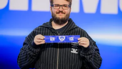 A representative holds a team card at the League of Legends Worlds 2026 draw.