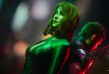 Jean Grey and Wolverine stand back-to-back under green and red lighting in Marvel's Wolverine.