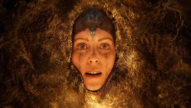 Senua faces forward, framed by rippling golden textures in a dark scene.